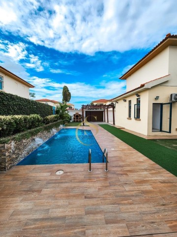 A Venda Vivenda V4 com piscina e anexo, mobiliada, no condomínio Jardim de Rosas, Via Expressa.