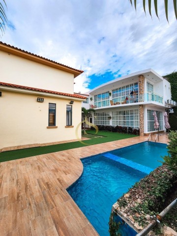 A Venda Vivenda V4 com piscina e anexo, mobiliada, no condomínio Jardim de Rosas, Via Expressa.