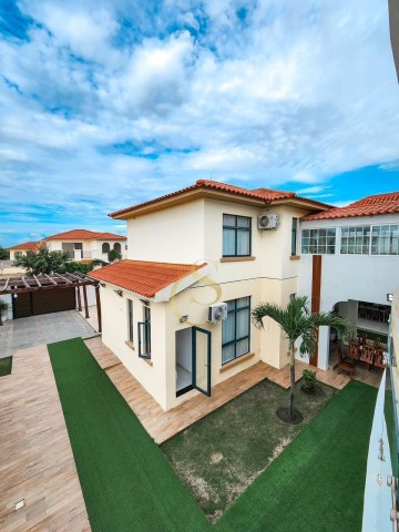 A Venda Vivenda V4 com piscina e anexo, mobiliada, no condomínio Jardim de Rosas, Via Expressa.
