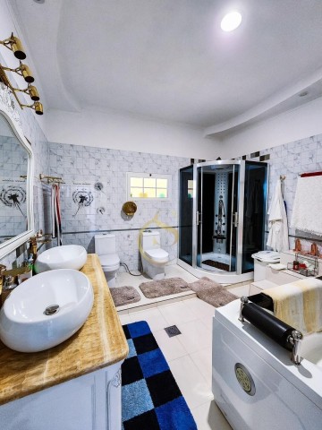 A Venda Vivenda V4 com piscina e anexo, mobiliada, no condomínio Jardim de Rosas, Via Expressa.