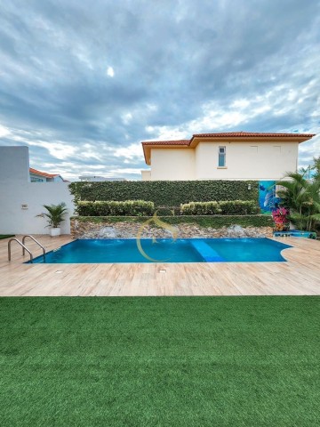 A Venda Vivenda V4 com piscina e anexo, mobiliada, no condomínio Jardim de Rosas, Via Expressa.