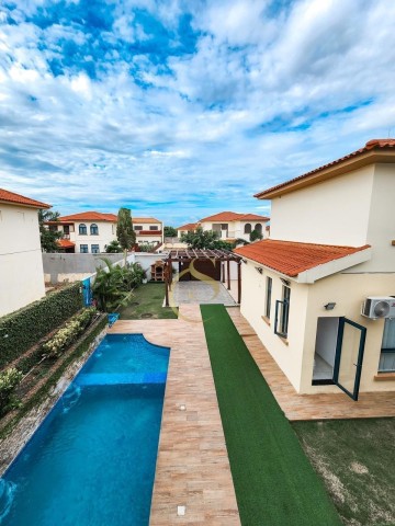 A Venda Vivenda V4 com piscina e anexo, mobiliada, no condomínio Jardim de Rosas, Via Expressa.