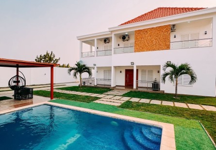 Vivenda V5 de Alto padrão, com piscina e anexo no Benfica, Zona Verde.
