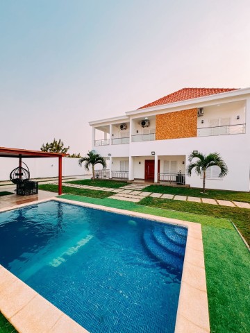 A Venda Vivenda V5 de Alto padrão, com piscina e anexo no Benfica, Zona Verde.