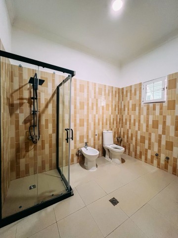 A Venda Vivenda V5 de Alto padrão, com piscina e anexo no Benfica, Zona Verde.