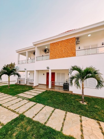 A Venda Vivenda V5 de Alto padrão, com piscina e anexo no Benfica, Zona Verde.
