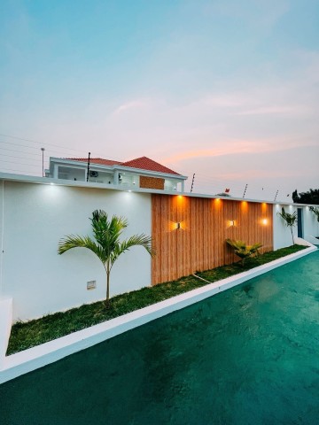 A Venda Vivenda V5 de Alto padrão, com piscina e anexo no Benfica, Zona Verde.