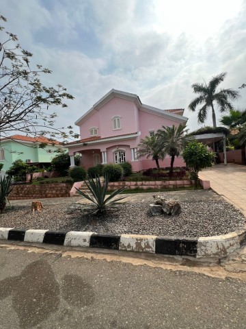 A Venda Vivenda V3 com anexo e piscina, no condomínio Cajueiro, Talatona