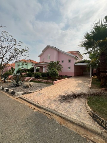 A Venda Vivenda V3 com anexo e piscina, no condomínio Cajueiro, Talatona
