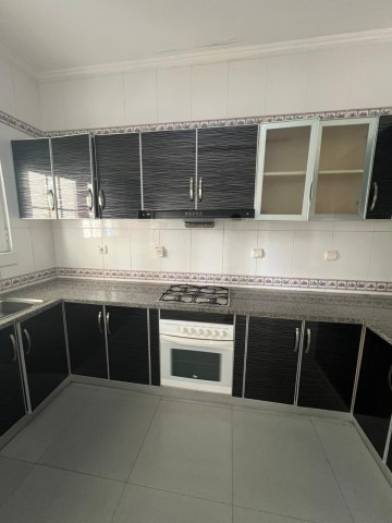 A Venda Vivenda V3 com anexo e piscina, no condomínio Cajueiro, Talatona