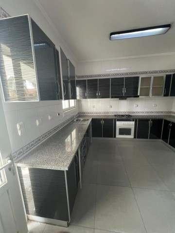 A Venda Vivenda V3 com anexo e piscina, no condomínio Cajueiro, Talatona