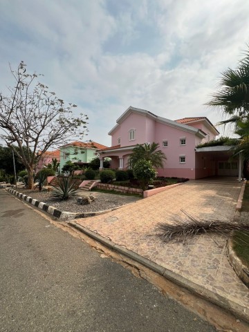 A Venda Vivenda V3 com anexo e piscina, no condomínio Cajueiro, Talatona