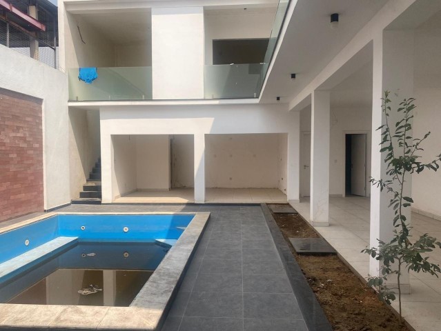 A Venda Excelente moradia T2, com piscina e anexo, no Condomínio Jardim do Éden, Camama.
