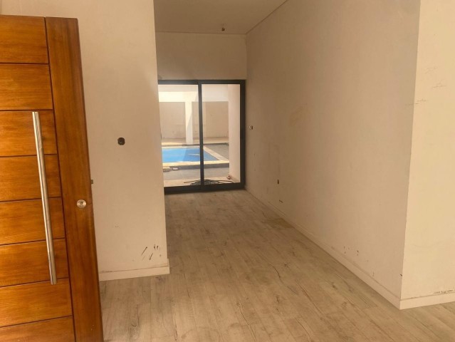 A Venda Excelente moradia T2, com piscina e anexo, no Condomínio Jardim do Éden, Camama.