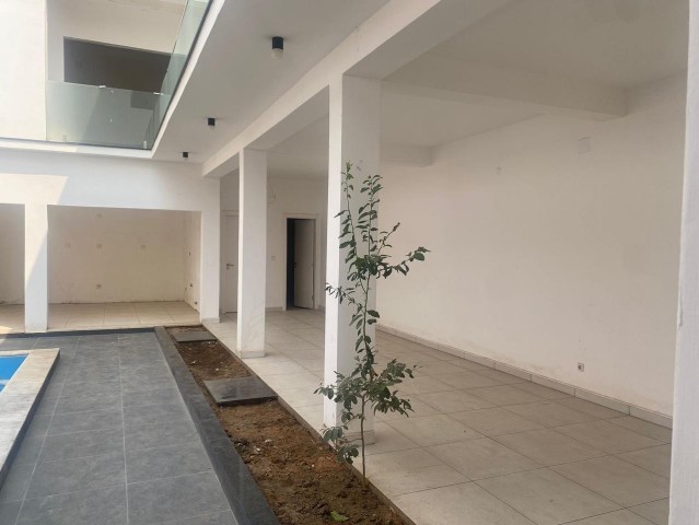 A Venda Excelente moradia T2, com piscina e anexo, no Condomínio Jardim do Éden, Camama.