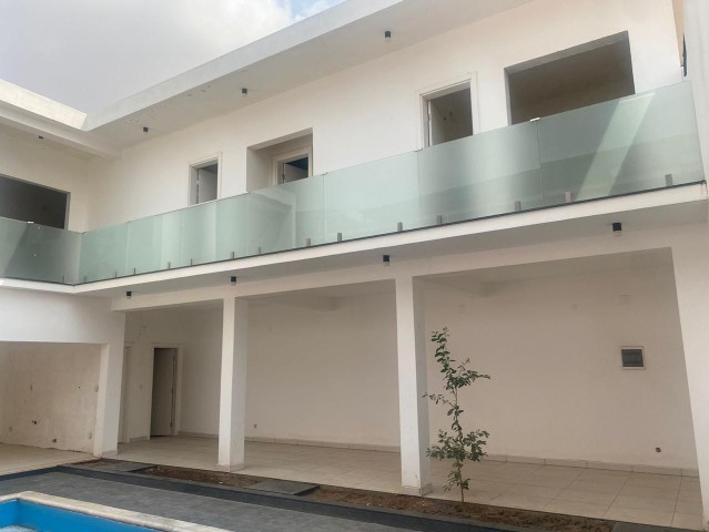A Venda Excelente moradia T2, com piscina e anexo, no Condomínio Jardim do Éden, Camama.