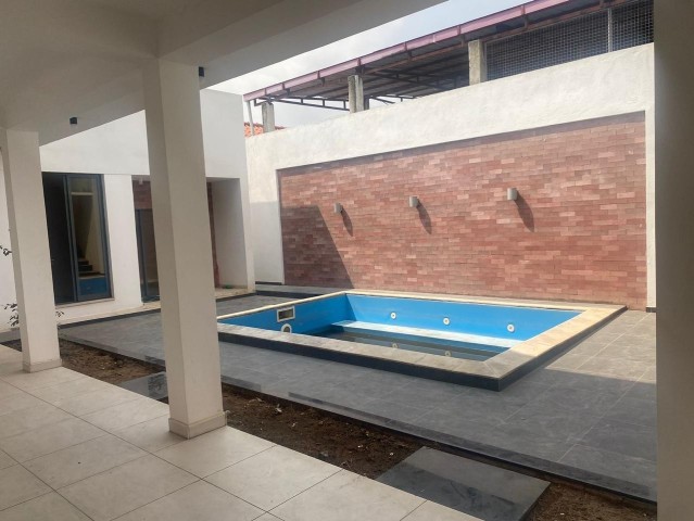 A Venda Excelente moradia T2, com piscina e anexo, no Condomínio Jardim do Éden, Camama.