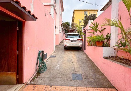 Vivenda V8 com espaço comercial, na Maianga, Av. Amilcar Cabral, junto do hospital Josina Machel.