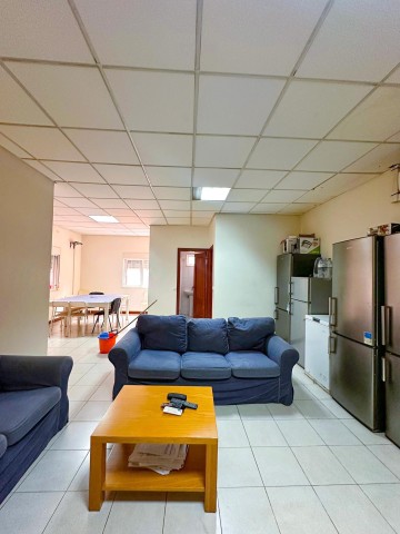 A Venda Vivenda V8 com espaço comercial, na Maianga, Av. Amilcar Cabral, junto do hospital Josina Machel.