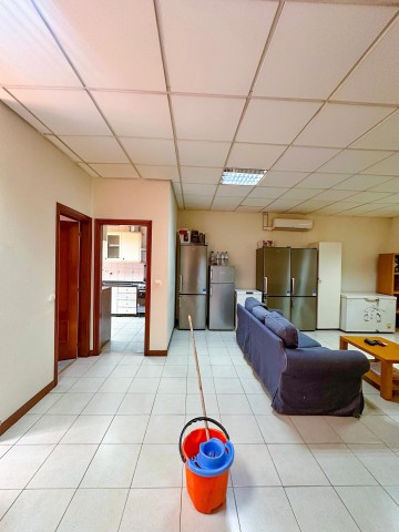 A Venda Vivenda V8 com espaço comercial, na Maianga, Av. Amilcar Cabral, junto do hospital Josina Machel.