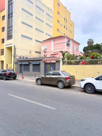 A Venda Vivenda V8 com espaço comercial, na Maianga, Av. Amilcar Cabral, junto do hospital Josina Machel.