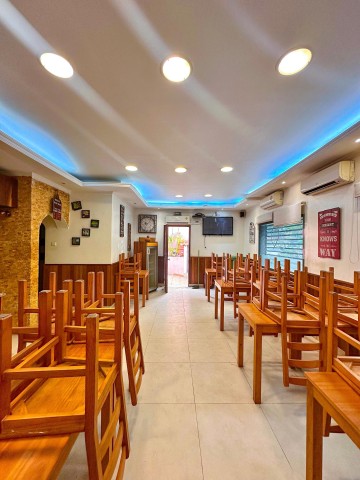 A Venda Vivenda V8 com espaço comercial, na Maianga, Av. Amilcar Cabral, junto do hospital Josina Machel.