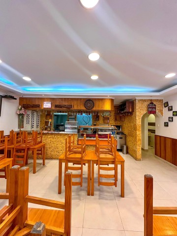 A Venda Vivenda V8 com espaço comercial, na Maianga, Av. Amilcar Cabral, junto do hospital Josina Machel.
