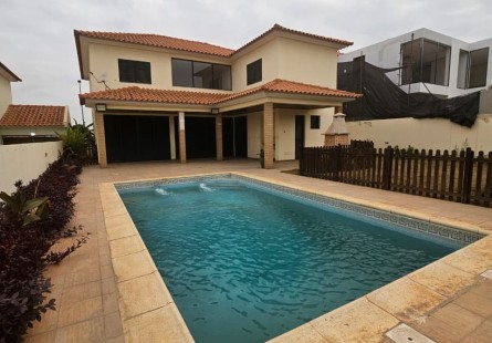 Vivenda V4+1 com piscina, no condomínio Old Vilas, Talatona.