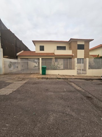 A Venda Vivenda V4+1 com piscina, no condomínio Old Vilas, Talatona.