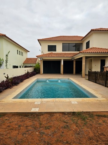 A Venda Vivenda V4+1 com piscina, no condomínio Old Vilas, Talatona.