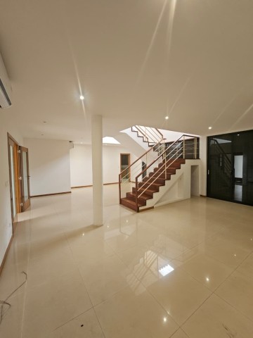 A Venda Vivenda V4+1 com piscina, no condomínio Old Vilas, Talatona.