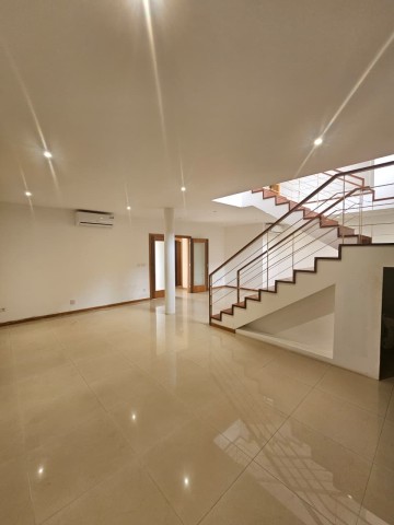 A Venda Vivenda V4+1 com piscina, no condomínio Old Vilas, Talatona.