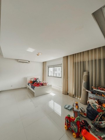 A Venda Luxuosa Vivenda V4 com piscina e anexo, no Prenda, Rua do Edifico da RCS.