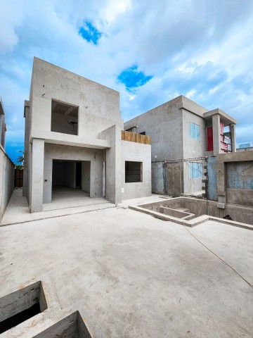 A Venda Vivenda V3 duplex com anexo e piscina, em fase de acabamentos, no condomínio 2 da Urbanização Boa Vida.