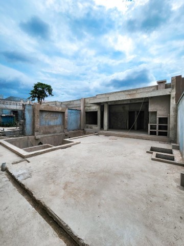 A Venda Vivenda V3 duplex com anexo e piscina, em fase de acabamentos, no condomínio 2 da Urbanização Boa Vida.