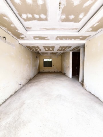 A Venda Vivenda V3 duplex com anexo e piscina, em fase de acabamentos, no condomínio 2 da Urbanização Boa Vida.