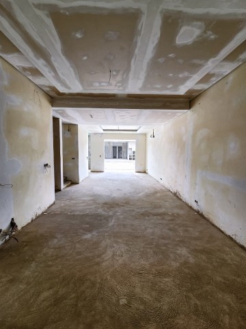 A Venda Vivenda V3 duplex com anexo e piscina, em fase de acabamentos, no condomínio 2 da Urbanização Boa Vida.