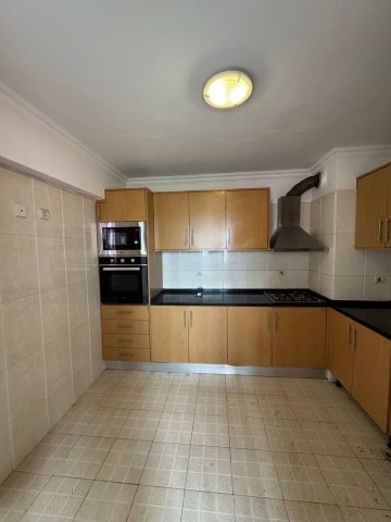 A Venda Apartamento T3, na 2 Fase do Projecto Nova Vida, Golf 2.