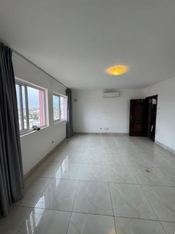 A Venda Apartamento T3, na 2 Fase do Projecto Nova Vida, Golf 2.