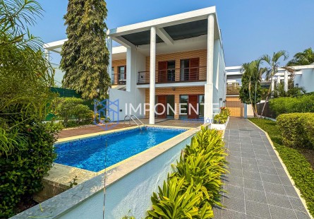 Luxuosa Vivenda V3 com piscina e anexo, no condomínio Morro Bento, Corimba, estrada direita da Samba.