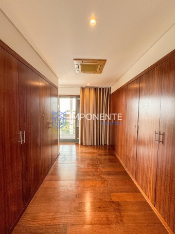A Venda Luxuosa Vivenda V3 com piscina e anexo, no condomínio Morro Bento, Corimba, estrada direita da Samba.