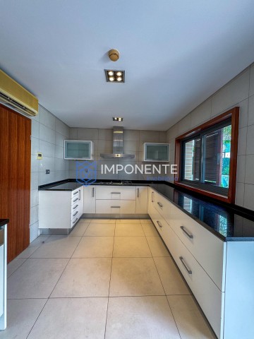 A Venda Luxuosa Vivenda V3 com piscina e anexo, no condomínio Morro Bento, Corimba, estrada direita da Samba.