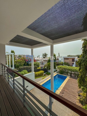 A Venda Luxuosa Vivenda V3 com piscina e anexo, no condomínio Morro Bento, Corimba, estrada direita da Samba.