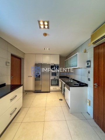 A Venda Luxuosa Vivenda V3 com piscina e anexo, no condomínio Morro Bento, Corimba, estrada direita da Samba.