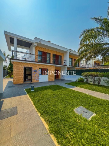 A Venda Luxuosa Vivenda V3 com piscina e anexo, no condomínio Morro Bento, Corimba, estrada direita da Samba.