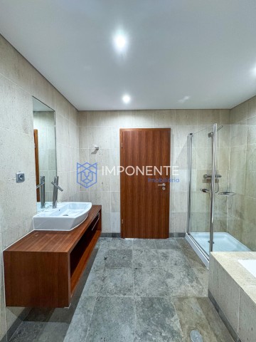 A Venda Luxuosa Vivenda V3 com piscina e anexo, no condomínio Morro Bento, Corimba, estrada direita da Samba.