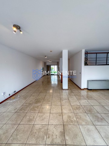 A Venda Luxuosa Vivenda V3 com piscina e anexo, no condomínio Morro Bento, Corimba, estrada direita da Samba.