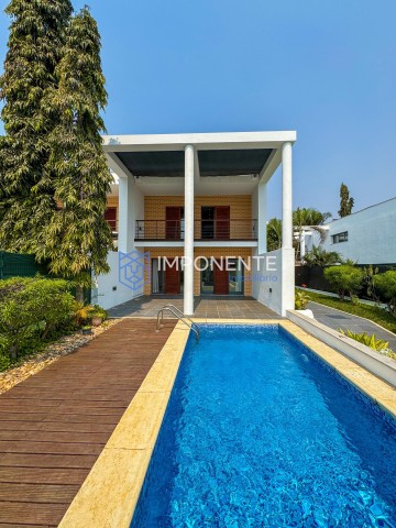 A Venda Luxuosa Vivenda V3 com piscina e anexo, no condomínio Morro Bento, Corimba, estrada direita da Samba.