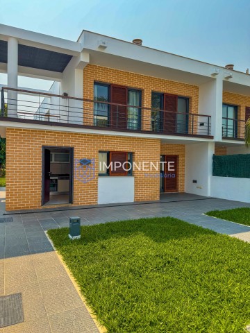 A Venda Luxuosa Vivenda V3 com piscina e anexo, no condomínio Morro Bento, Corimba, estrada direita da Samba.