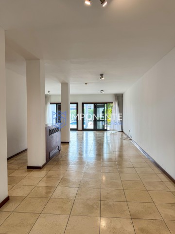 A Venda Luxuosa Vivenda V3 com piscina e anexo, no condomínio Morro Bento, Corimba, estrada direita da Samba.